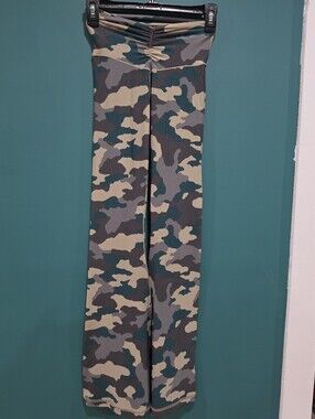 OFFLINE by Aerie Real Me Camo Ruched Flare Leggings S Short